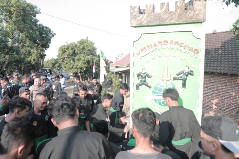 Kapolres Kediri Kota Apresiasi Perguruan Silat Pagar Nusa Tertibkan Tugu Secara Sukarela