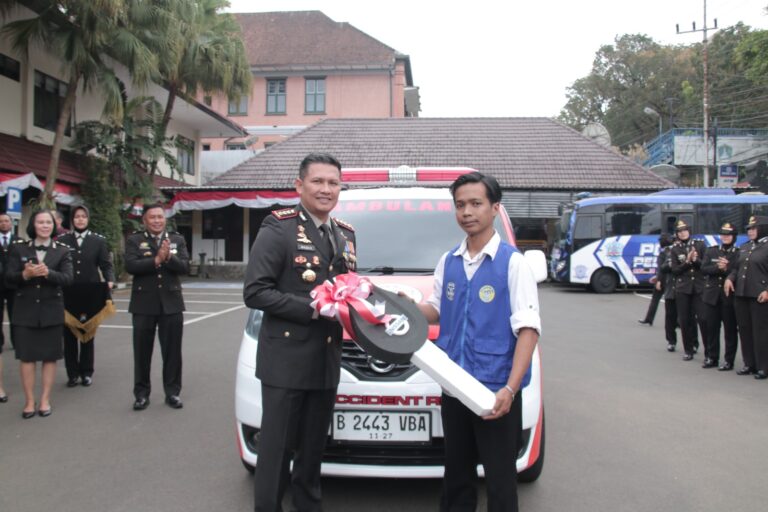 Serahkan Ambulans Makota Presisi Wujud Kolaborasi Kemanusiaan Polresta Malang Kota Dengan Relawan