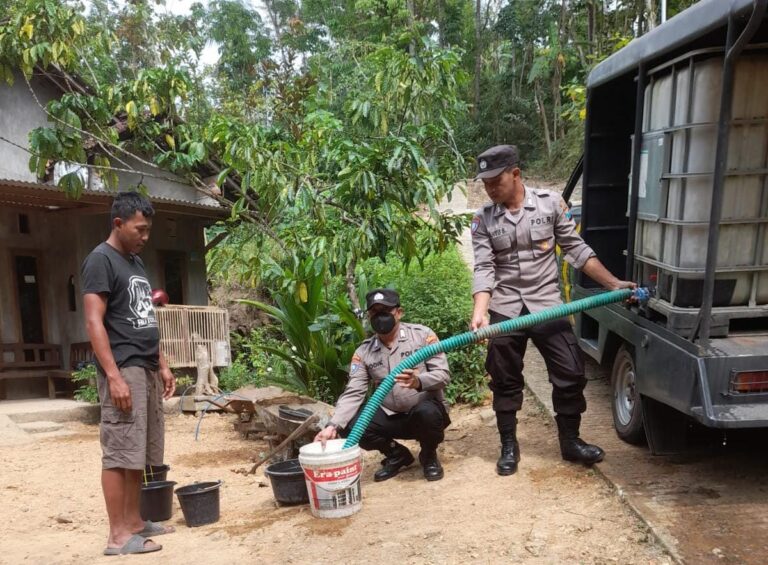 Patroli Sambang Tirta Polres Trenggalek Wujudkan Polisi Peduli Atasi Dampak Kemarau