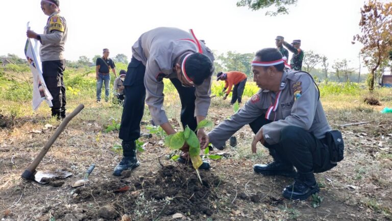 Polres Nganjuk Tanam Ribuan Berbagai Jenis Pohon Wujudkan Polri Lestarikan Negeri