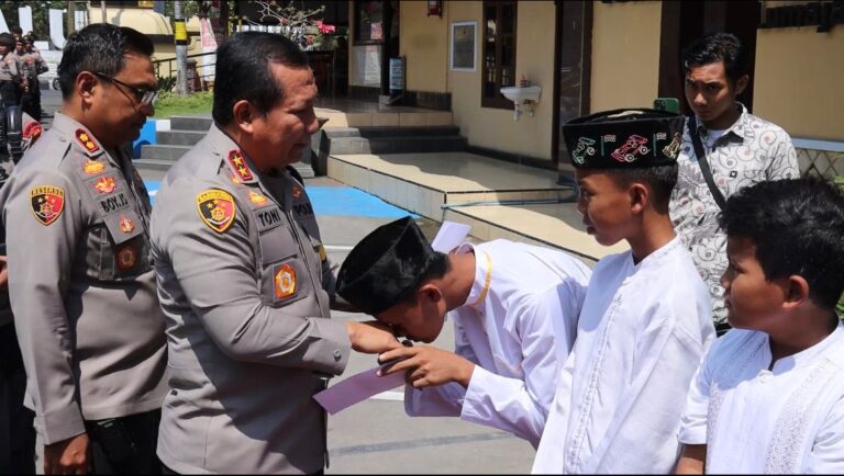 Kunker ke Polres Lumajang, Kapolda Jatim Berikan Santunan Anak Yatim