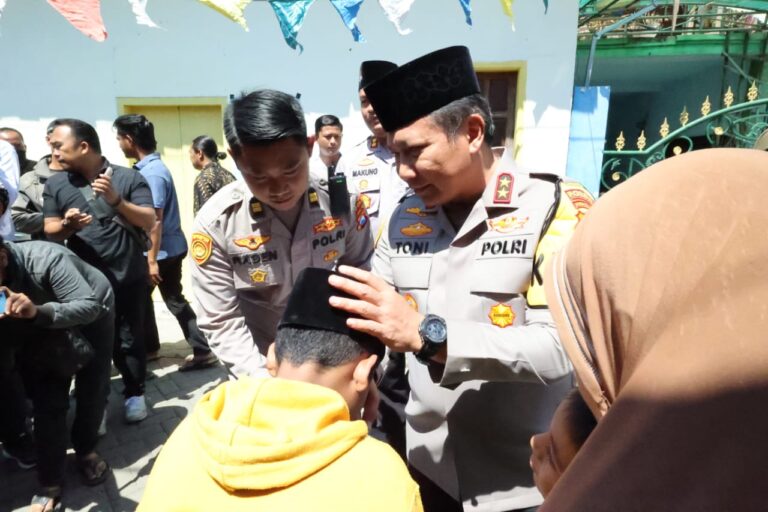 Kapolda Jatim Apresiasi Kinerja Polisi RW Desa Jambangan Pasuruan Kota Saat Jumat Curhat