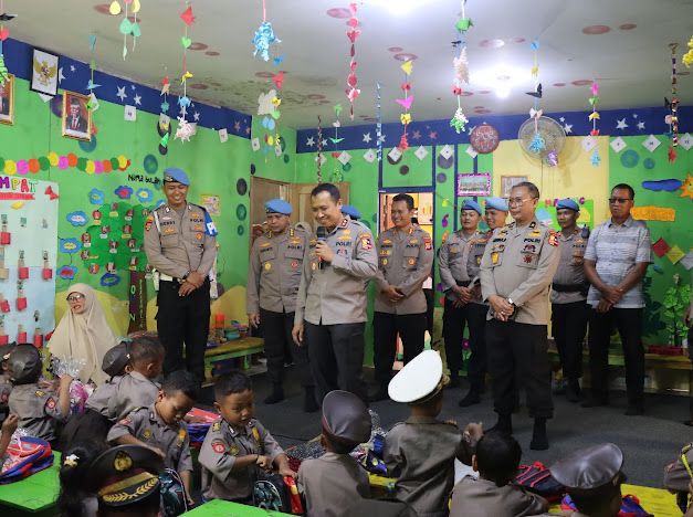 Senyum Sumringah Anak-Anak Dari TK Gratis Bentukan Anggota Propam