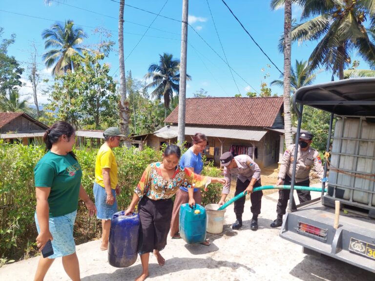 Polisi Rutin Laksanakan Patroli Sambang Tirta Warga Trenggalek Sumringah