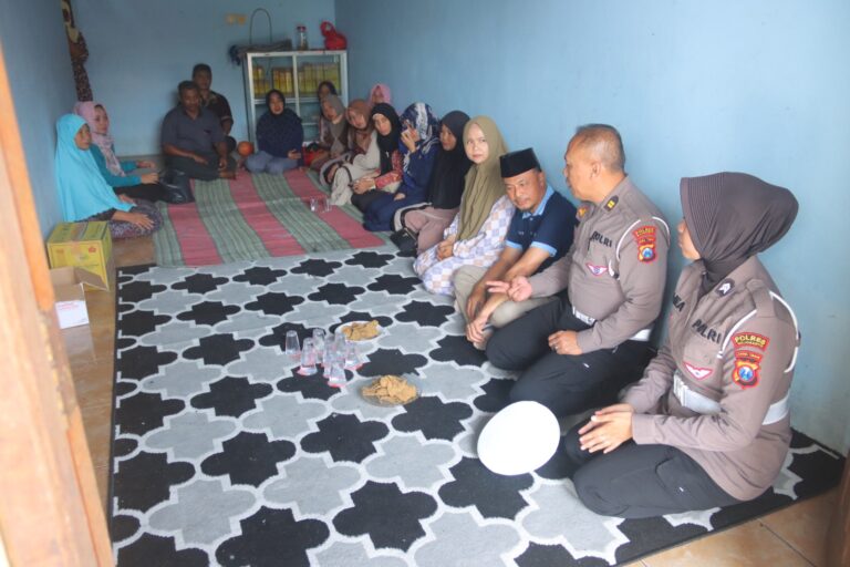 Polisi Peduli Polres Mojokerto Beri Santunan Keluarga Korban Kecelakaan di Pacet