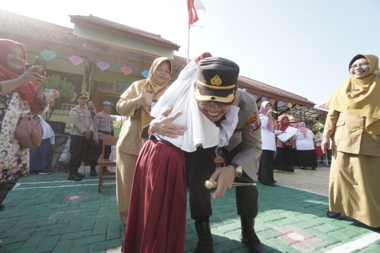 Polisi Peduli Pendidikan, Kapolres Ponorogo Beri Penghargaan Siswa SLBN Yang Berprestasi