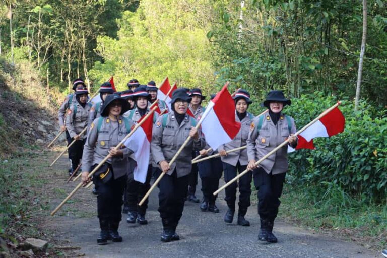 Kibarkan Merah Putih di Puncak Gunung Limo Polwan Polres Pacitan Peringati Hari Jadi ke-75