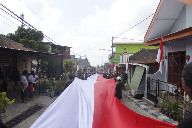 Dalam Rangka HUT RI, Dusun Rejoso Pawai Bendera Sepanjang 100 Meter