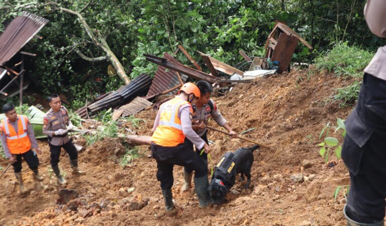 Tim K-9 Polda Jateng Berhasil Temukan Jenazah Bayi 5 Bulan yang Tertimbun Tanah Longsor