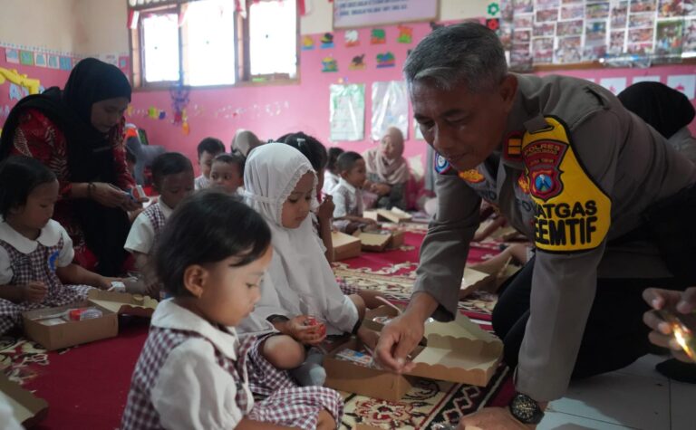 Sambang Taman Kanak – kanak, Polres Probolinggo Berbagi Makanan Bergizi