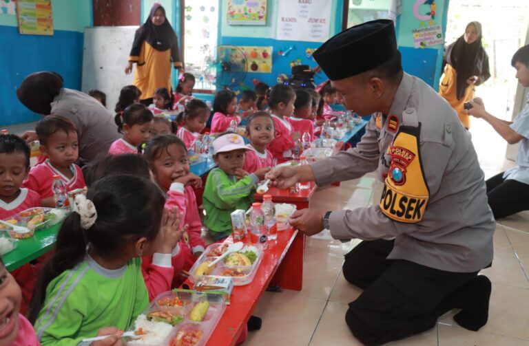 Polres Jember Berbagi Makanan Bergizi di Jumat Berkah Pelajar Jadi Sumringah