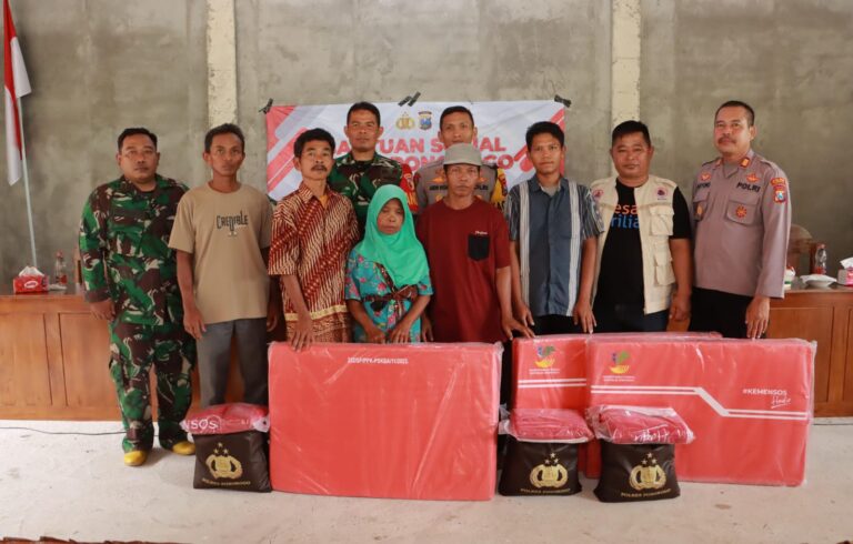 Kolaborasi Polisi dan TNI Bantu Warga Terdampak Longsor di Ponorogo