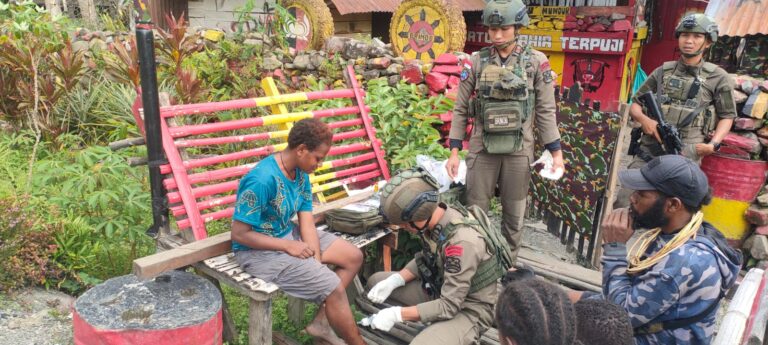 Tim Medis Satgas Ops Damai Cartenz Berikan Pelayanan Kesehatan bagi Warga Puncak Jaya