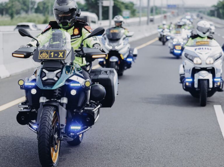 Kapolda Jatim Patroli Jarak Jauh Naik Motor Surabaya-Malang Jelang Operasi Ketupat Semeru 2025